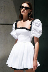 Vintage Zweifarbiges Fit & Flare Sommer Minikleid mit Rüschen und quadratischem Ausschnitt und Puffärmeln - Weiß
